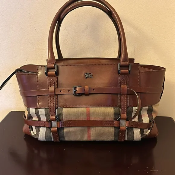 Burberry - Picture 1 of 1